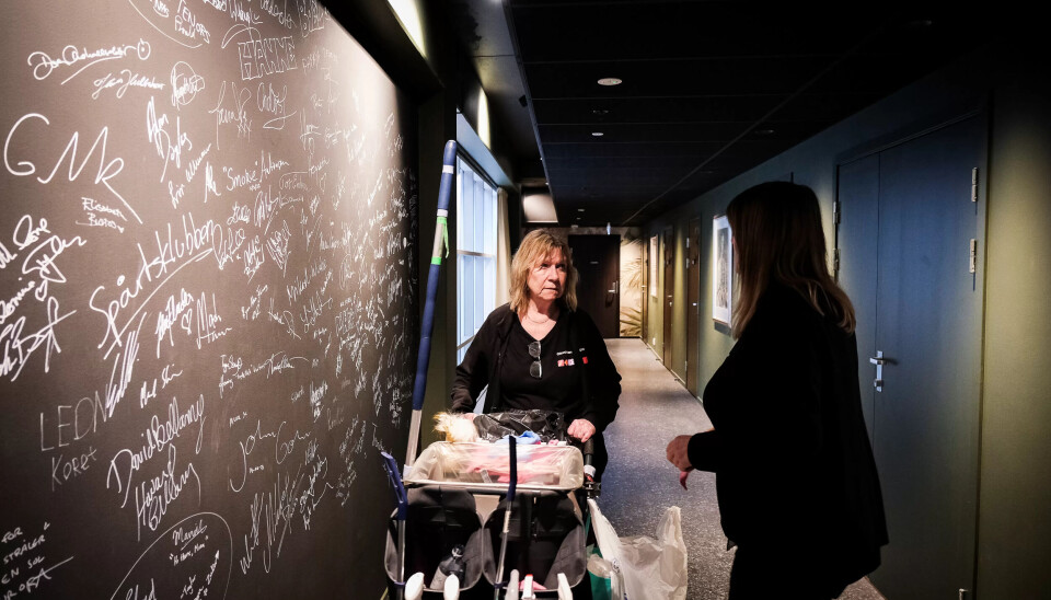 LANG ERFARING: – Disse kan huset, de vet hvor skoene trykker. Det er noe ganske spesielt å vaske på en arena som Olavshallen, sier Henrik Torgersen om de to renholderne: Anne Hallan og Ingvild Hahn (t.v.). LANG ERFARING: – Disse kan huset, de vet hvor skoene trykker. Det er noe ganske spesielt å vaske på en arena som Olavshallen, sier Henrik Torgersen om de to renholderne: Anne Hallan og Ingvild Hahn (t.v.).