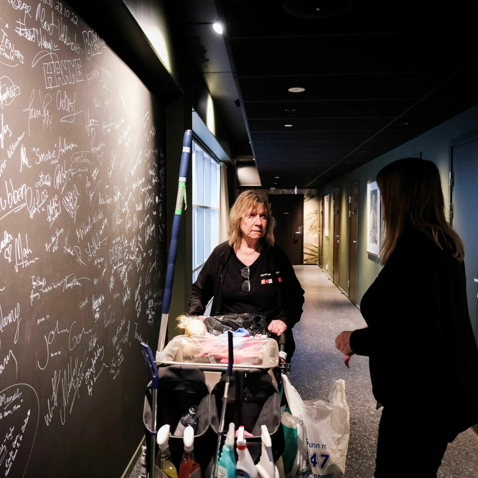 LANG ERFARING: – Disse kan huset, de vet hvor skoene trykker. Det er noe ganske spesielt å vaske på en arena som Olavshallen, sier Henrik Torgersen om de to renholderne: Anne Hallan og Ingvild Hahn (t.v.). LANG ERFARING: – Disse kan huset, de vet hvor skoene trykker. Det er noe ganske spesielt å vaske på en arena som Olavshallen, sier Henrik Torgersen om de to renholderne: Anne Hallan og Ingvild Hahn (t.v.).
