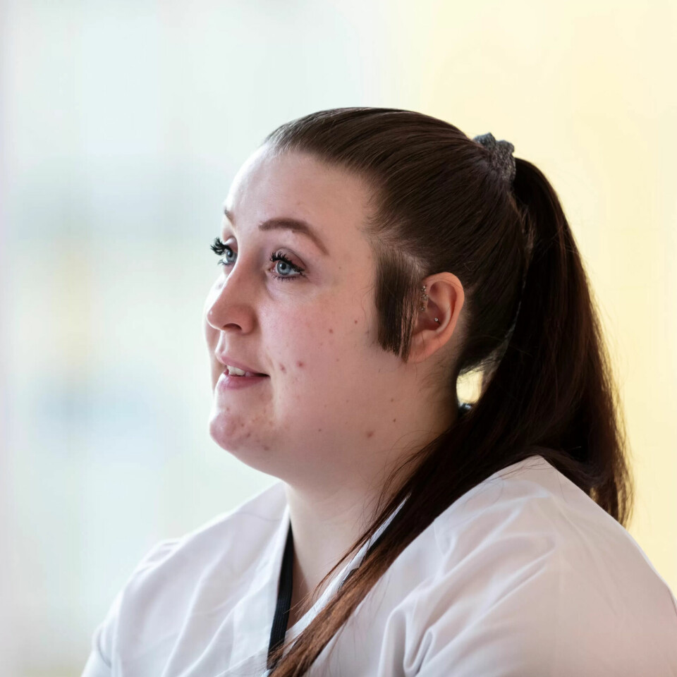 - Ikke alle forstår hvor involvert helsefagarbeideren er i pleie og omsorg for pasienten. Vi gjør alt bortsett fra medisinering, sier Silje Marie Olsen. - Ikke alle forstår hvor involvert helsefagarbeideren er i pleie og omsorg for pasienten. Vi gjør alt bortsett fra medisinering, sier Silje Marie Olsen.