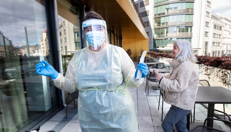 FULL MUNDUR: Jannike Arnesen har smittevernutstyret i orden når hun tester Ap-politiker Hege Bogfjellmo (t.h.) for koronavirus. FULL MUNDUR: Jannike Arnesen har smittevernutstyret i orden når hun tester Ap-politiker Hege Bogfjellmo (t.h.) for koronavirus.