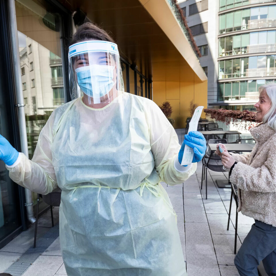 FULL MUNDUR: Jannike Arnesen har smittevernutstyret i orden når hun tester Ap-politiker Hege Bogfjellmo (t.h.) for koronavirus. FULL MUNDUR: Jannike Arnesen har smittevernutstyret i orden når hun tester Ap-politiker Hege Bogfjellmo (t.h.) for koronavirus.