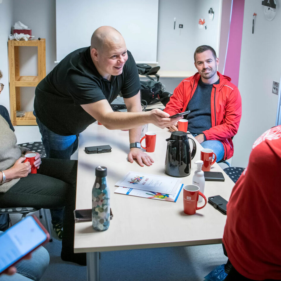Charlotte Larsen, Mette Nord, Torbjørn Vereide og Jørn Eggum sitter ringside når John Trygve Tollefsen spør Janne Fugle om hva de ønsker seg av politikerne. – Meir ressursa!!! er svaret. Charlotte Larsen, Mette Nord, Torbjørn Vereide og Jørn Eggum sitter ringside når John Trygve Tollefsen spør Janne Fugle om hva de ønsker seg av politikerne. – Meir ressursa!!! er svaret.