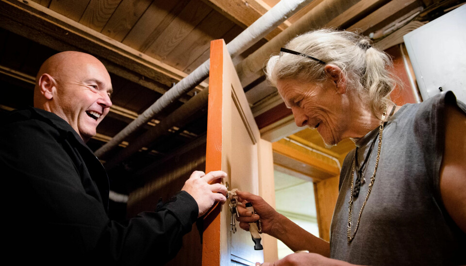 ALDRI REDD PÅ JOBB: Beboer Ken Henry Rødland og miljøvaktmester Frode Tømmervåg skifter lås sammen. Beboerne stoler på han, og dialogen er preget av gjensidig respekt. ALDRI REDD PÅ JOBB: Beboer Ken Henry Rødland og miljøvaktmester Frode Tømmervåg skifter lås sammen. Beboerne stoler på han, og dialogen er preget av gjensidig respekt.