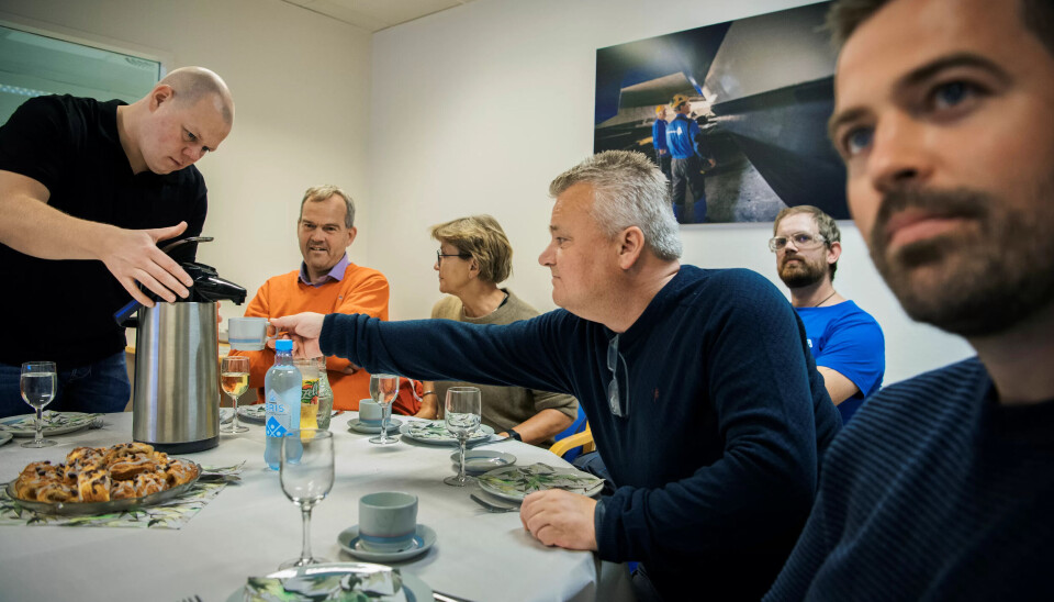 KAFFE: John Trygve Tollefsen fra Fellesforbundet skjenker kaffe til Jørn Eggum under lunsjen hos Brødrene Aa avd. Eikefjord. KAFFE: John Trygve Tollefsen fra Fellesforbundet skjenker kaffe til Jørn Eggum under lunsjen hos Brødrene Aa avd. Eikefjord.