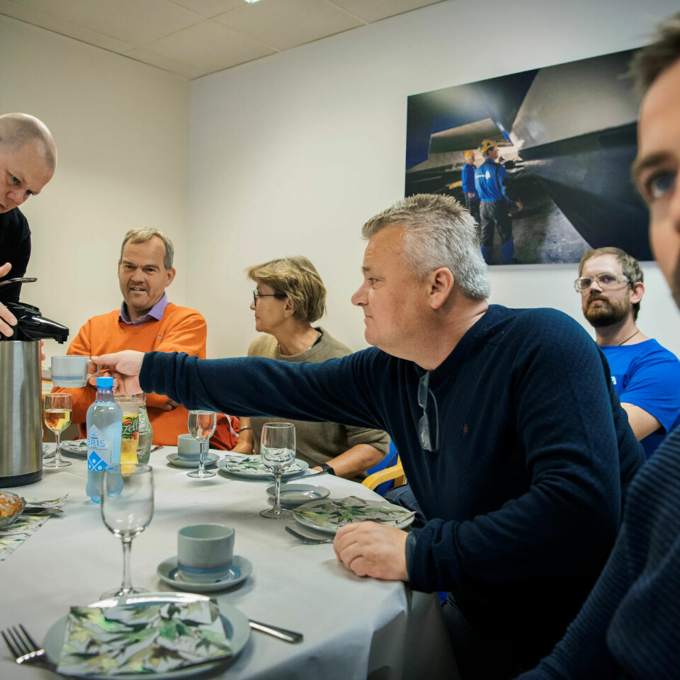 KAFFE: John Trygve Tollefsen fra Fellesforbundet skjenker kaffe til Jørn Eggum under lunsjen hos Brødrene Aa avd. Eikefjord. KAFFE: John Trygve Tollefsen fra Fellesforbundet skjenker kaffe til Jørn Eggum under lunsjen hos Brødrene Aa avd. Eikefjord.