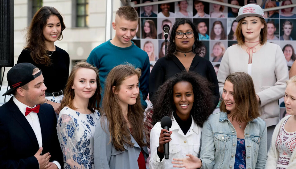 PROFFER: Proffene på åpningen av kunnskapssenteret. Fredrik og Sandra til venstre. PROFFER: Proffene på åpningen av kunnskapssenteret. Fredrik og Sandra til venstre.