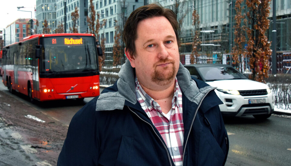 - Bussjåførene er forbanna og ekstremt streikevillige etter mange år med dårlig lønnsutvikling. Vi mangler nesten 24 kroner timen på å nå lønnsnivået vi var enige med arbeidsgiverne om, sier Per Ole Melgård, leder i bransjerådet for buss i Norsk Transportarbeiderforbund. - Bussjåførene er forbanna og ekstremt streikevillige etter mange år med dårlig lønnsutvikling. Vi mangler nesten 24 kroner timen på å nå lønnsnivået vi var enige med arbeidsgiverne om, sier Per Ole Melgård, leder i bransjerådet for buss i Norsk Transportarbeiderforbund.