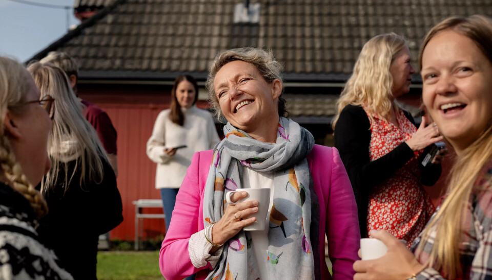 BLANT LIKEKVINNER: Birte Sjule i smil og samtale med (f.v.) t-baneførerne Therese Sundelius og Karianne Aannestad. Bak skimtes Sjules medbrakte kommunikasjonssjef Ina Helen Østby. Til høyre for henne står billettkontrollør Tone Mette Storhaugen i en annen samtale. BLANT LIKEKVINNER: Birte Sjule i smil og samtale med (f.v.) t-baneførerne Therese Sundelius og Karianne Aannestad. Bak skimtes Sjules medbrakte kommunikasjonssjef Ina Helen Østby. Til høyre for henne står billettkontrollør Tone Mette Storhaugen i en annen samtale.