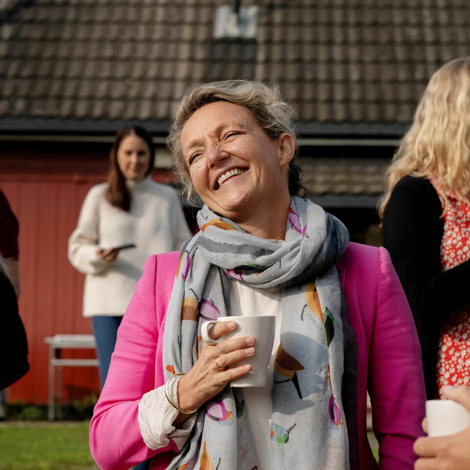 BLANT LIKEKVINNER: Birte Sjule i smil og samtale med (f.v.) t-baneførerne Therese Sundelius og Karianne Aannestad. Bak skimtes Sjules medbrakte kommunikasjonssjef Ina Helen Østby. Til høyre for henne står billettkontrollør Tone Mette Storhaugen i en annen samtale. BLANT LIKEKVINNER: Birte Sjule i smil og samtale med (f.v.) t-baneførerne Therese Sundelius og Karianne Aannestad. Bak skimtes Sjules medbrakte kommunikasjonssjef Ina Helen Østby. Til høyre for henne står billettkontrollør Tone Mette Storhaugen i en annen samtale.
