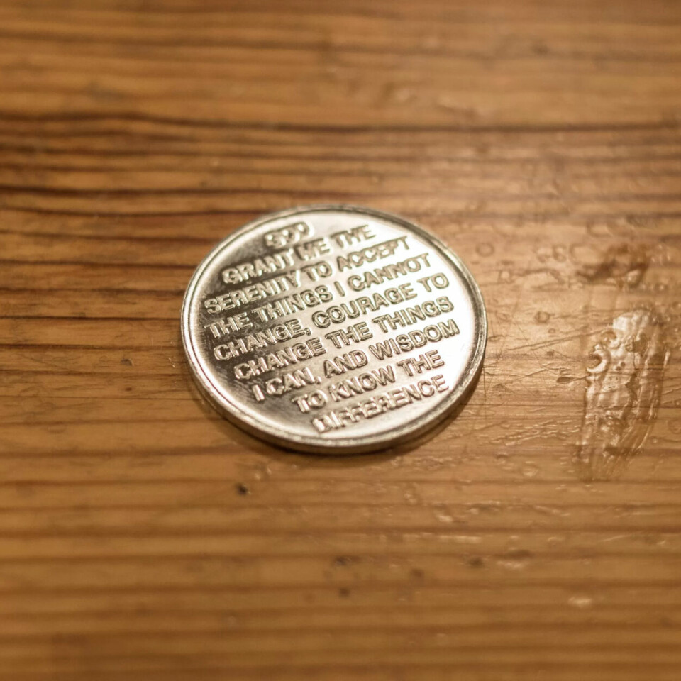 24 TIMER: Anonyme Alkoholikeres lommemynt for ett døgns edruskap. 24 TIMER: Anonyme Alkoholikeres lommemynt for ett døgns edruskap.