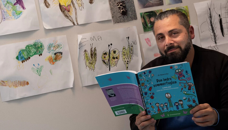 – Jeg er opptatt av nærheten mellom den teoretiske kunnskapen vi får som barnehagelærere og måten vi bruker den på i den praktiske arbeidshverdagen. Hvordan kan vi gjøre den teoretiske kunnskapen levende sammen med barna, sier Jorge Roberto Navarro Fica. – Jeg er opptatt av nærheten mellom den teoretiske kunnskapen vi får som barnehagelærere og måten vi bruker den på i den praktiske arbeidshverdagen. Hvordan kan vi gjøre den teoretiske kunnskapen levende sammen med barna, sier Jorge Roberto Navarro Fica.