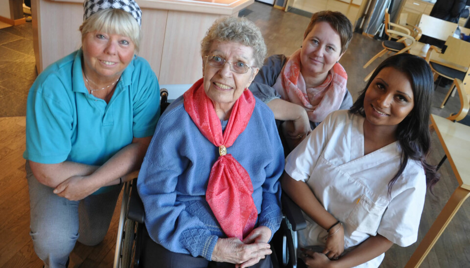 FRAMSKRITT: Stemningen ved Hobøl bo- og behandlingssenter er god. Det bekrefter beboer Asbjørg Gran Karlsen (85). Rundt henne sitter fra venstre Mai-Britt Voldseth, Trine Strand Ludvigsen og Åse Moe Stokke. FRAMSKRITT: Stemningen ved Hobøl bo- og behandlingssenter er god. Det bekrefter beboer Asbjørg Gran Karlsen (85). Rundt henne sitter fra venstre Mai-Britt Voldseth, Trine Strand Ludvigsen og Åse Moe Stokke.