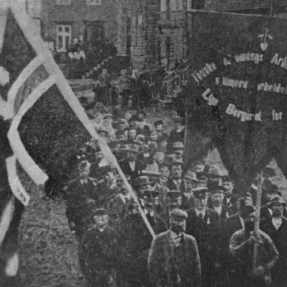 1897 1. mai-demonstrasjon på Fauske, 1897. Dette var første gang 1. mai ble feiret nord for Trondheim. Først i toget går Fauske arbeiderforening, som dengang var den nordligste sosialdemokratiske forening i landet, stiftet bare et halvt år tidligere. 1897 1. mai-demonstrasjon på Fauske, 1897. Dette var første gang 1. mai ble feiret nord for Trondheim. Først i toget går Fauske arbeiderforening, som dengang var den nordligste sosialdemokratiske forening i landet, stiftet bare et halvt år tidligere.