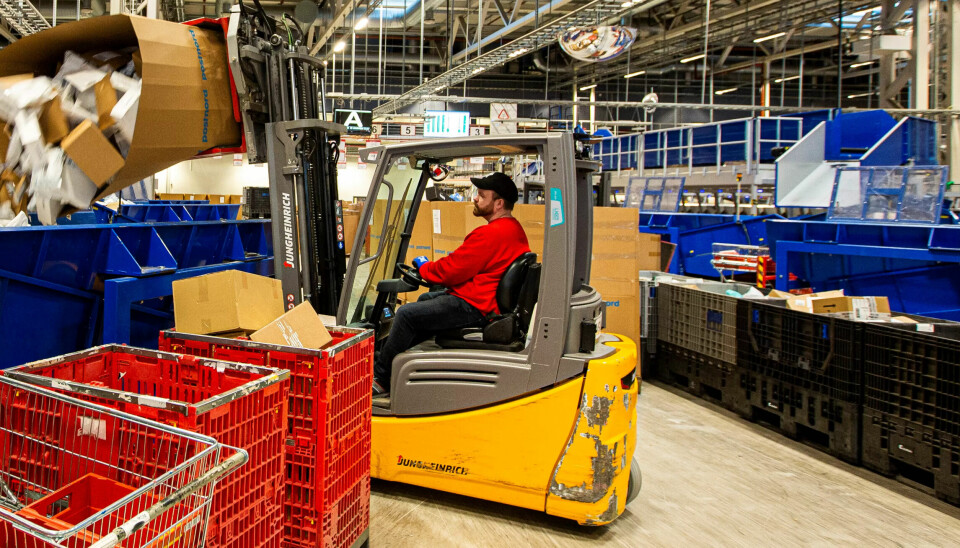 Etter Black Friday går det i hundre på Østlandsterminalen inn mot jul. – Det er rekordtravelt i år, sier Stian Lomundal, som her sørger for ny forsyning av pakker til sorteringsmaskinen. Etter Black Friday går det i hundre på Østlandsterminalen inn mot jul. – Det er rekordtravelt i år, sier Stian Lomundal, som her sørger for ny forsyning av pakker til sorteringsmaskinen.