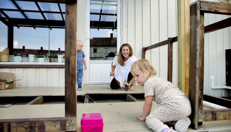 Oliveira slapper av med å rive den gamle terrassen sammen med tvillingene Adele og Theodor, som markerte 2 1/2 år samme dag som mamma ble ny leder i Fagforbundet Ung. Oliveira slapper av med å rive den gamle terrassen sammen med tvillingene Adele og Theodor, som markerte 2 1/2 år samme dag som mamma ble ny leder i Fagforbundet Ung.