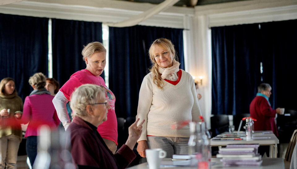 Til kvinnene: Arbeidsmedisiner Ebba Wergeland (t.v) og Fagforbundets Iren Luther (t.h) holdt hver sine foredrag for sporveiskvinnene, og fikk mye respons fra salen. Her i samtale med arrangør og trikkefører Linda Amundsen. Til kvinnene: Arbeidsmedisiner Ebba Wergeland (t.v) og Fagforbundets Iren Luther (t.h) holdt hver sine foredrag for sporveiskvinnene, og fikk mye respons fra salen. Her i samtale med arrangør og trikkefører Linda Amundsen.