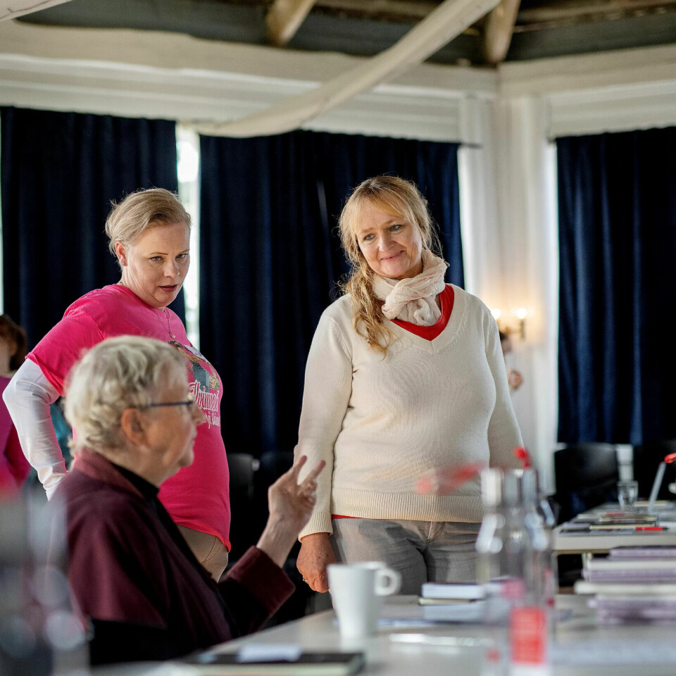 Til kvinnene: Arbeidsmedisiner Ebba Wergeland (t.v) og Fagforbundets Iren Luther (t.h) holdt hver sine foredrag for sporveiskvinnene, og fikk mye respons fra salen. Her i samtale med arrangør og trikkefører Linda Amundsen. Til kvinnene: Arbeidsmedisiner Ebba Wergeland (t.v) og Fagforbundets Iren Luther (t.h) holdt hver sine foredrag for sporveiskvinnene, og fikk mye respons fra salen. Her i samtale med arrangør og trikkefører Linda Amundsen.