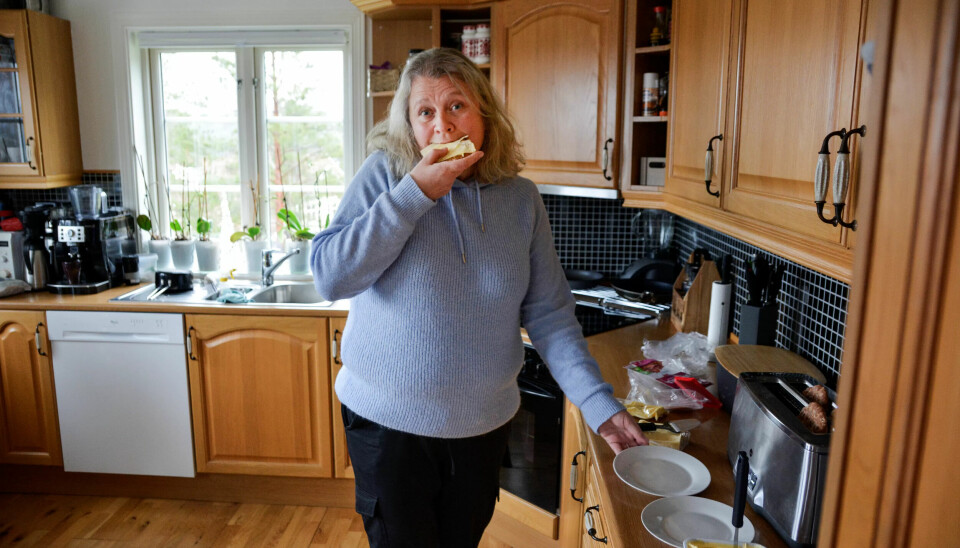 Christina har ikke krav på spisepause når hun har vakter på mindre enn fem timer. Da blir det mat i farta, om hun rekker det, før hun kjører til neste jobb med ungdomsklubben. Christina har ikke krav på spisepause når hun har vakter på mindre enn fem timer. Da blir det mat i farta, om hun rekker det, før hun kjører til neste jobb med ungdomsklubben.