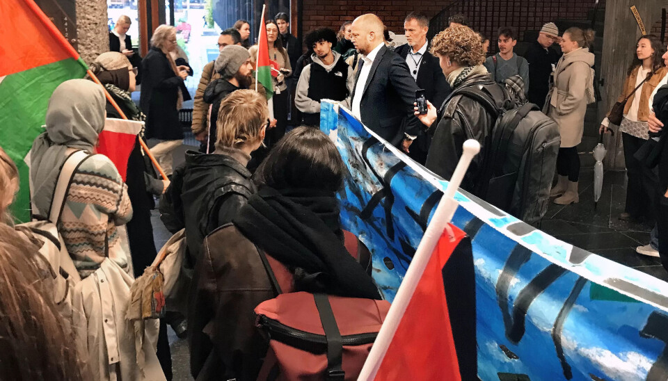 PROTESTER: Bildet er fra da daværende finansminister Trygve Slagsvold Vedum (Sp) var gjest på politisk frokost på Universitetet i Oslo og ble møtt av studenter som krever at Oljefondet trekker seg ut av alle israelske interesser. PROTESTER: Bildet er fra da daværende finansminister Trygve Slagsvold Vedum (Sp) var gjest på politisk frokost på Universitetet i Oslo og ble møtt av studenter som krever at Oljefondet trekker seg ut av alle israelske interesser.