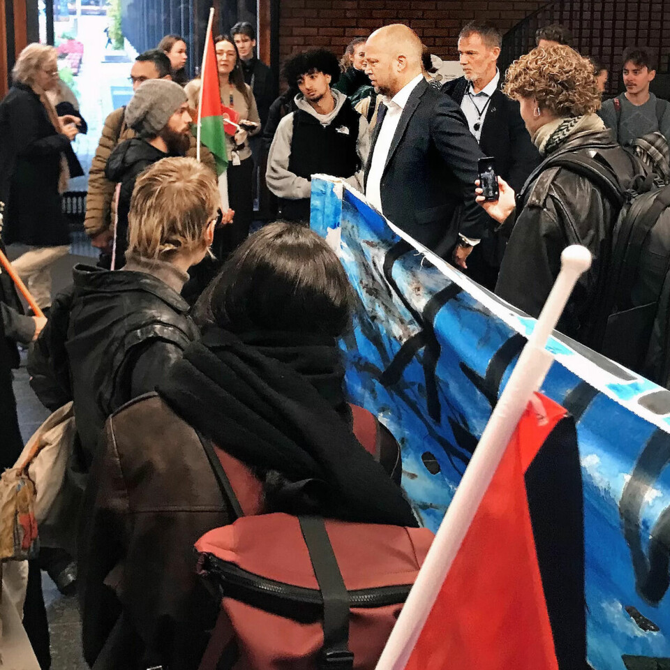 PROTESTER: Bildet er fra da daværende finansminister Trygve Slagsvold Vedum (Sp) var gjest på politisk frokost på Universitetet i Oslo og ble møtt av studenter som krever at Oljefondet trekker seg ut av alle israelske interesser. PROTESTER: Bildet er fra da daværende finansminister Trygve Slagsvold Vedum (Sp) var gjest på politisk frokost på Universitetet i Oslo og ble møtt av studenter som krever at Oljefondet trekker seg ut av alle israelske interesser.