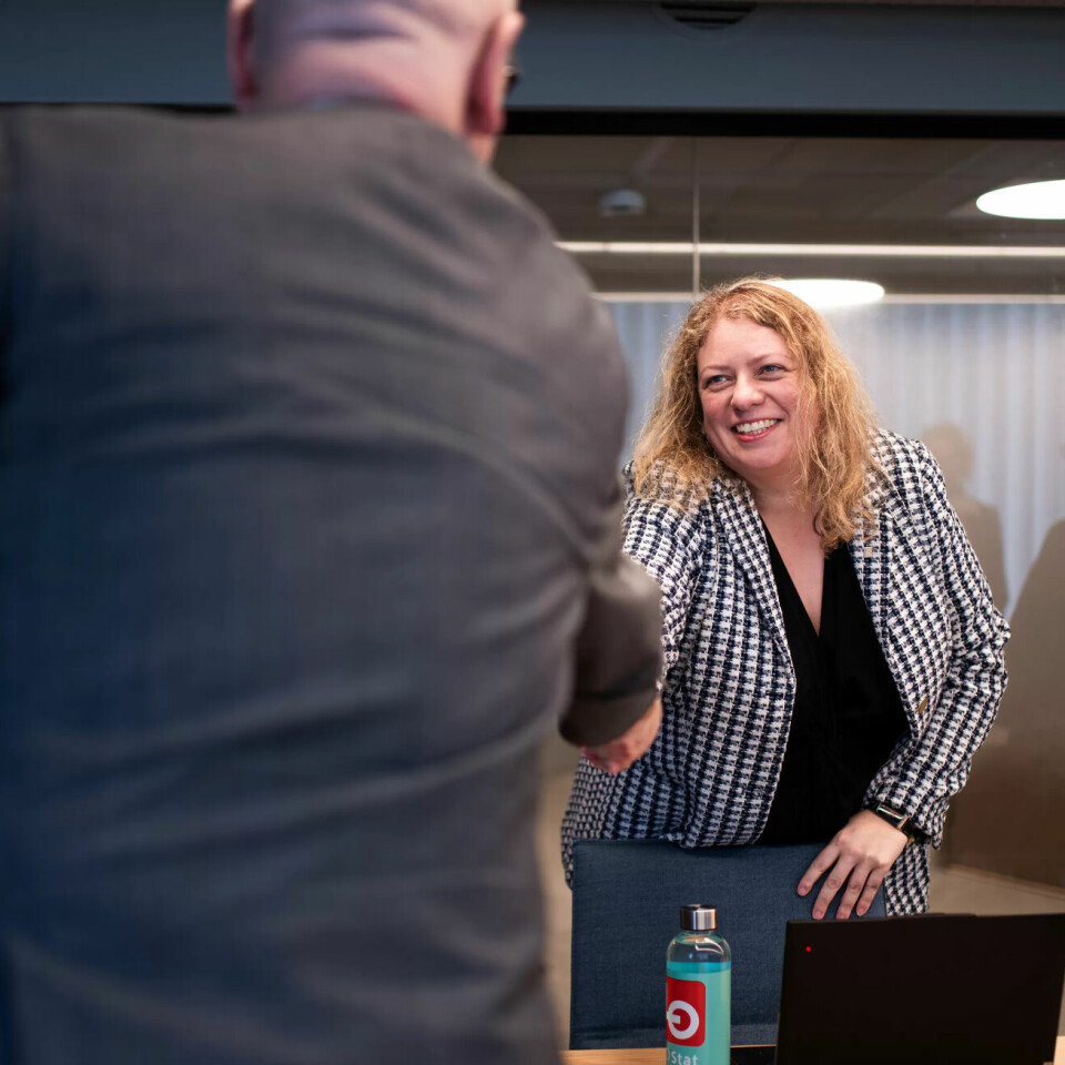 HILSER: LO Stat-leder Elisabeth Steen hilser på motparten før meklinga i statsoppgjøret starter på innspurten. HILSER: LO Stat-leder Elisabeth Steen hilser på motparten før meklinga i statsoppgjøret starter på innspurten.