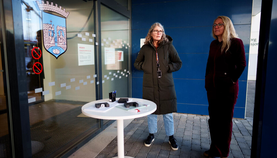 SKJEMA UTE: Ved den avstengte hovedinngangen ligger det skjema for søknad om sosialhjelp tilgjengelig, samt en postkasse for å legge søknaden i. SKJEMA UTE: Ved den avstengte hovedinngangen ligger det skjema for søknad om sosialhjelp tilgjengelig, samt en postkasse for å legge søknaden i.