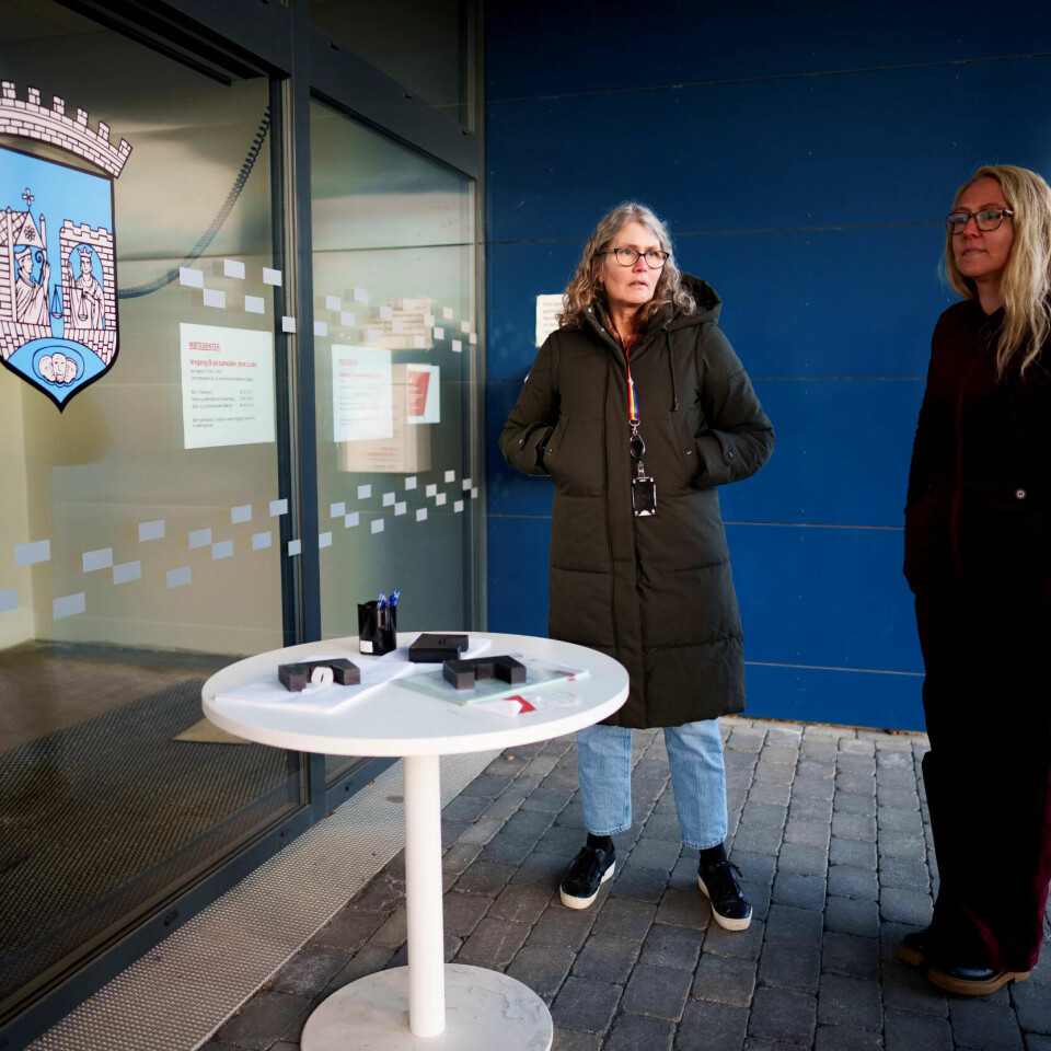 SKJEMA UTE: Ved den avstengte hovedinngangen ligger det skjema for søknad om sosialhjelp tilgjengelig, samt en postkasse for å legge søknaden i. SKJEMA UTE: Ved den avstengte hovedinngangen ligger det skjema for søknad om sosialhjelp tilgjengelig, samt en postkasse for å legge søknaden i.