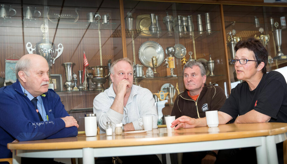 NEI TIL ANBUD: Kantineprat på Sorgenfri i Trondheim mellom bussjåførene Roland Knutsson, Dag Nilsen, Terje Rosmæl og Bente Elshaug. Anbudspolitikk står ikke høyt i kurs. NEI TIL ANBUD: Kantineprat på Sorgenfri i Trondheim mellom bussjåførene Roland Knutsson, Dag Nilsen, Terje Rosmæl og Bente Elshaug. Anbudspolitikk står ikke høyt i kurs.
