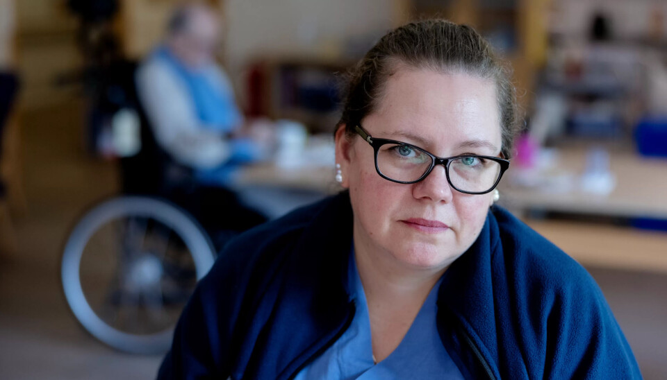 Helsefagarbeider Solveig Irene Skjerve er leder av Fagforbundet Fana. Hun frykter dårligere pensjon og mindre jobbsikkerhet dersom arbeidsplassen hennes blir satt ut på anbud. Helsefagarbeider Solveig Irene Skjerve er leder av Fagforbundet Fana. Hun frykter dårligere pensjon og mindre jobbsikkerhet dersom arbeidsplassen hennes blir satt ut på anbud.