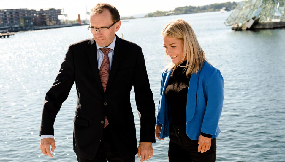 BALANSERER: Miljøminister Espen Barth Eide prøver sammen med landbruksminister Sandra Borch å finne balansen på kanten av Operaen i Bjørvika i Oslo. BALANSERER: Miljøminister Espen Barth Eide prøver sammen med landbruksminister Sandra Borch å finne balansen på kanten av Operaen i Bjørvika i Oslo.
