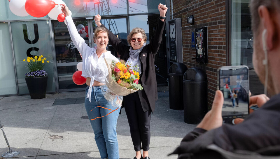 SOL OG LATTER: Forbundsleder Mette Nord jubler sammen med kulturarbeider Ragnhild Severeide foran mobilkameraet til informasjonsavdelingen, som lager film til sosiale medier. SOL OG LATTER: Forbundsleder Mette Nord jubler sammen med kulturarbeider Ragnhild Severeide foran mobilkameraet til informasjonsavdelingen, som lager film til sosiale medier.