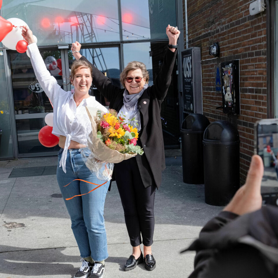 SOL OG LATTER: Forbundsleder Mette Nord jubler sammen med kulturarbeider Ragnhild Severeide foran mobilkameraet til informasjonsavdelingen, som lager film til sosiale medier. SOL OG LATTER: Forbundsleder Mette Nord jubler sammen med kulturarbeider Ragnhild Severeide foran mobilkameraet til informasjonsavdelingen, som lager film til sosiale medier.