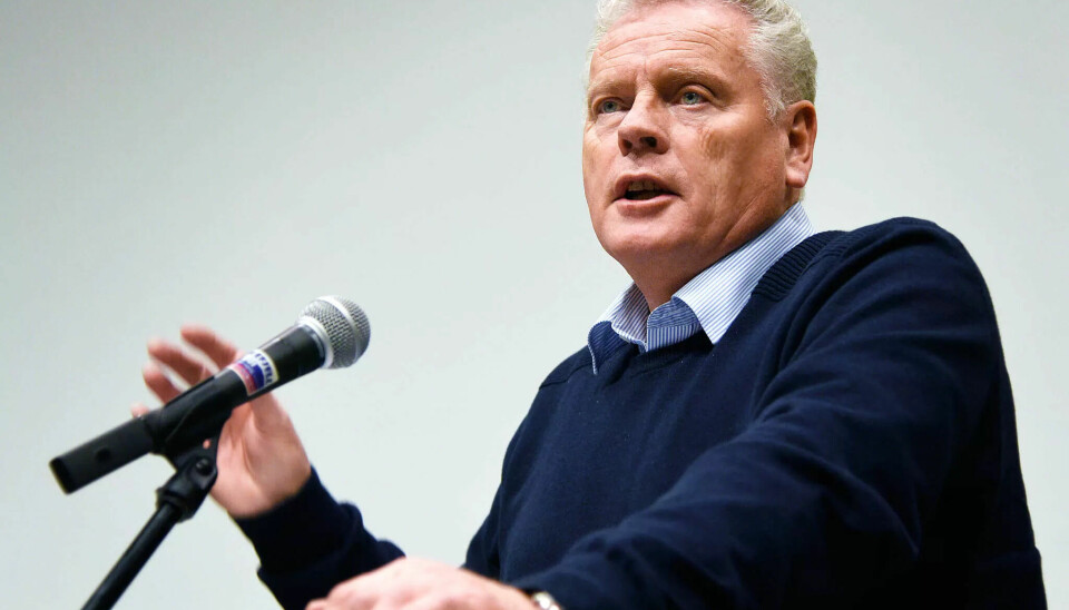 SKUFFET OG FORBANNET: Pensjonistforbundets leder, Jan Davidsen, mener trygdeoppgjøret må til stortinget fordi pensjonistene taper kjøpekraft med regjeringens tilbud. SKUFFET OG FORBANNET: Pensjonistforbundets leder, Jan Davidsen, mener trygdeoppgjøret må til stortinget fordi pensjonistene taper kjøpekraft med regjeringens tilbud.