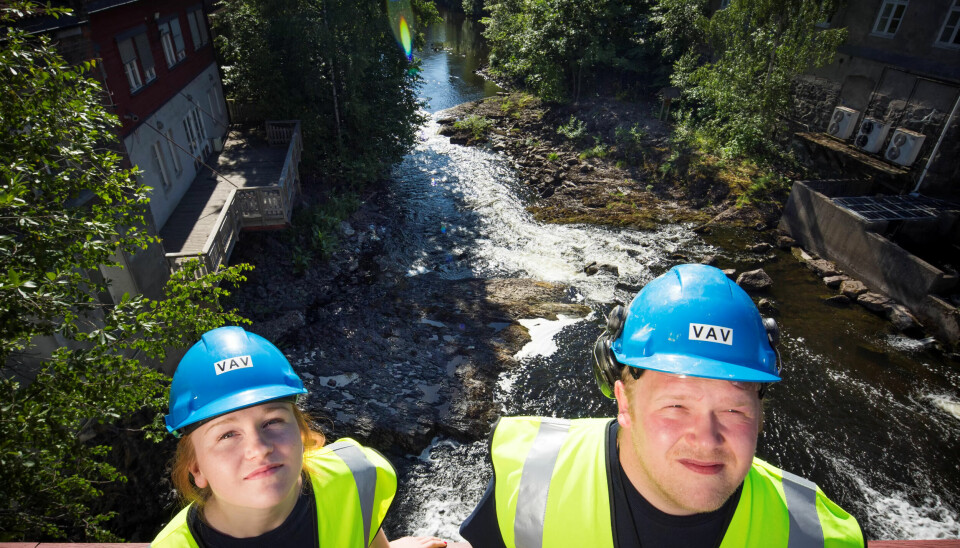 MER VANN: Driftstekniker Glenn Ytterdahl og sommervikar Guro Stokseth er sikre på at klimaendringene er menneskeskapt. Her ved Lysakerelva i Oslo. MER VANN: Driftstekniker Glenn Ytterdahl og sommervikar Guro Stokseth er sikre på at klimaendringene er menneskeskapt. Her ved Lysakerelva i Oslo.