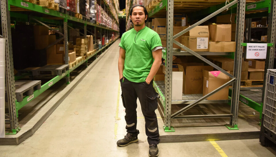 «MÅ» JOBBE OVERTID: Ferdinand Barrera har sju år bak seg ved Bergerterminalen, og trives. – Jeg jobber gjerne mye – men er helt enig i at Bring Warehousing ligger altfor lavt lønnsmessig. Lønna har nesten stått i ro her, sier han. «MÅ» JOBBE OVERTID: Ferdinand Barrera har sju år bak seg ved Bergerterminalen, og trives. – Jeg jobber gjerne mye – men er helt enig i at Bring Warehousing ligger altfor lavt lønnsmessig. Lønna har nesten stått i ro her, sier han.