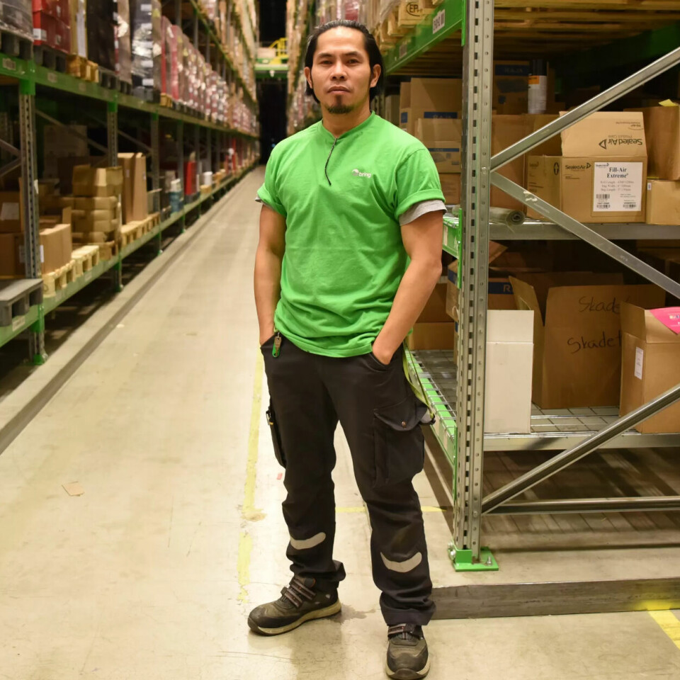 «MÅ» JOBBE OVERTID: Ferdinand Barrera har sju år bak seg ved Bergerterminalen, og trives. – Jeg jobber gjerne mye – men er helt enig i at Bring Warehousing ligger altfor lavt lønnsmessig. Lønna har nesten stått i ro her, sier han. «MÅ» JOBBE OVERTID: Ferdinand Barrera har sju år bak seg ved Bergerterminalen, og trives. – Jeg jobber gjerne mye – men er helt enig i at Bring Warehousing ligger altfor lavt lønnsmessig. Lønna har nesten stått i ro her, sier han.
