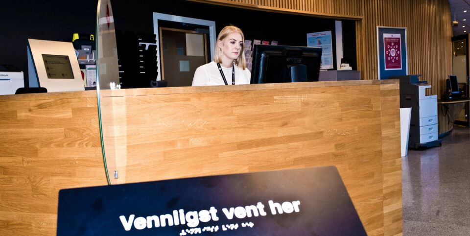 PORTVAKT: Sosionom Marte Emilie Østby tar imot menn og kvinner med plastposer og stressede blikk i publikumsmottaket. PORTVAKT: Sosionom Marte Emilie Østby tar imot menn og kvinner med plastposer og stressede blikk i publikumsmottaket.