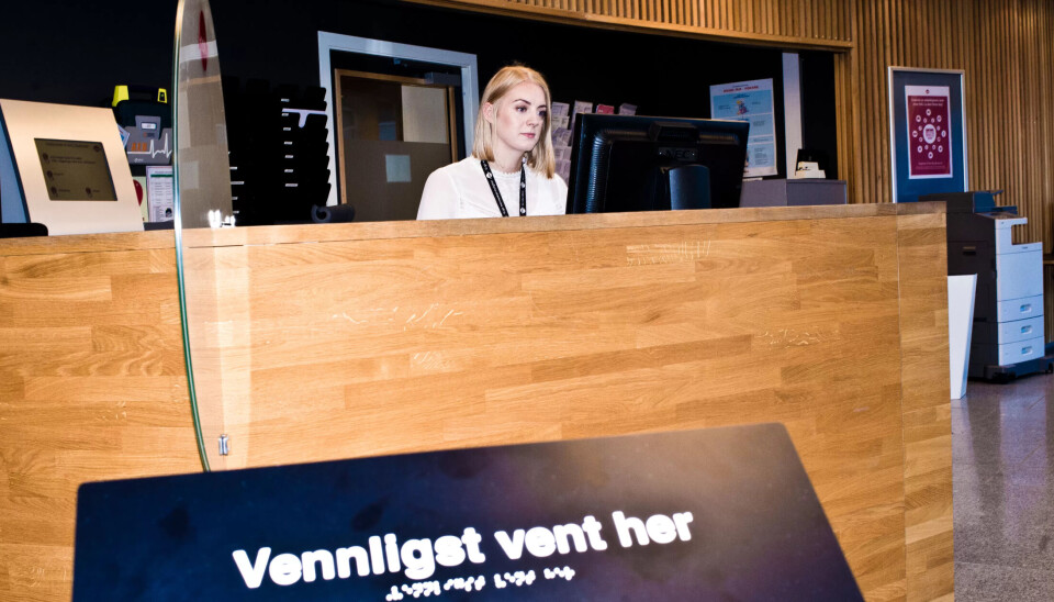 PORTVAKT: Sosionom Marte Emilie Østby tar imot menn og kvinner med plastposer og stressede blikk i publikumsmottaket. PORTVAKT: Sosionom Marte Emilie Østby tar imot menn og kvinner med plastposer og stressede blikk i publikumsmottaket.