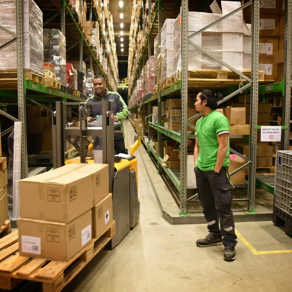 LAVTLØNNET: Sousa Helsio (f.v.) og Ferdinand Barrera trives og jobber gjerne mye, men er helt enig i at Bring Warehousing ligger for lavt lønnsmessig. LAVTLØNNET: Sousa Helsio (f.v.) og Ferdinand Barrera trives og jobber gjerne mye, men er helt enig i at Bring Warehousing ligger for lavt lønnsmessig.