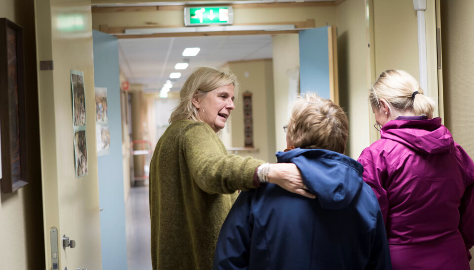 NÆRVÆR: Sykehjemsleder Elsa Kommedahl ved Mørkved sykehjem satser for fullt på faglig påfyll og sterk involvering av ansatte i alle avgjørelser. NÆRVÆR: Sykehjemsleder Elsa Kommedahl ved Mørkved sykehjem satser for fullt på faglig påfyll og sterk involvering av ansatte i alle avgjørelser.