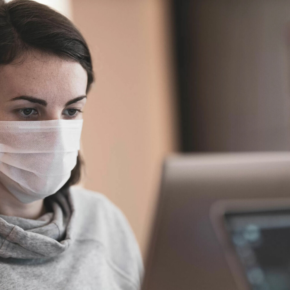 MASKE PÅ KONTORET: I flere land blir det påbudt å bruke ansiktsmasker på kontoret. Dette kan også bli aktuelt i Norge når vi skal tilbake på jobb. MASKE PÅ KONTORET: I flere land blir det påbudt å bruke ansiktsmasker på kontoret. Dette kan også bli aktuelt i Norge når vi skal tilbake på jobb.