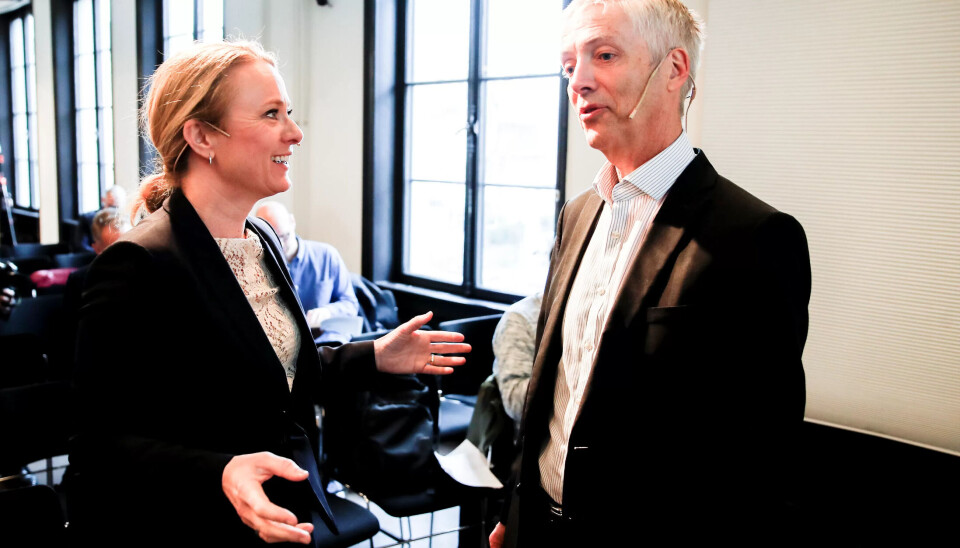 Arbeids- og sosialminister Anniken Hauglie (H) mottar rapporten fra sysselsettingsutvalgets ekspertgruppe av økonomiprofessor Steinar Holden. Arbeids- og sosialminister Anniken Hauglie (H) mottar rapporten fra sysselsettingsutvalgets ekspertgruppe av økonomiprofessor Steinar Holden.