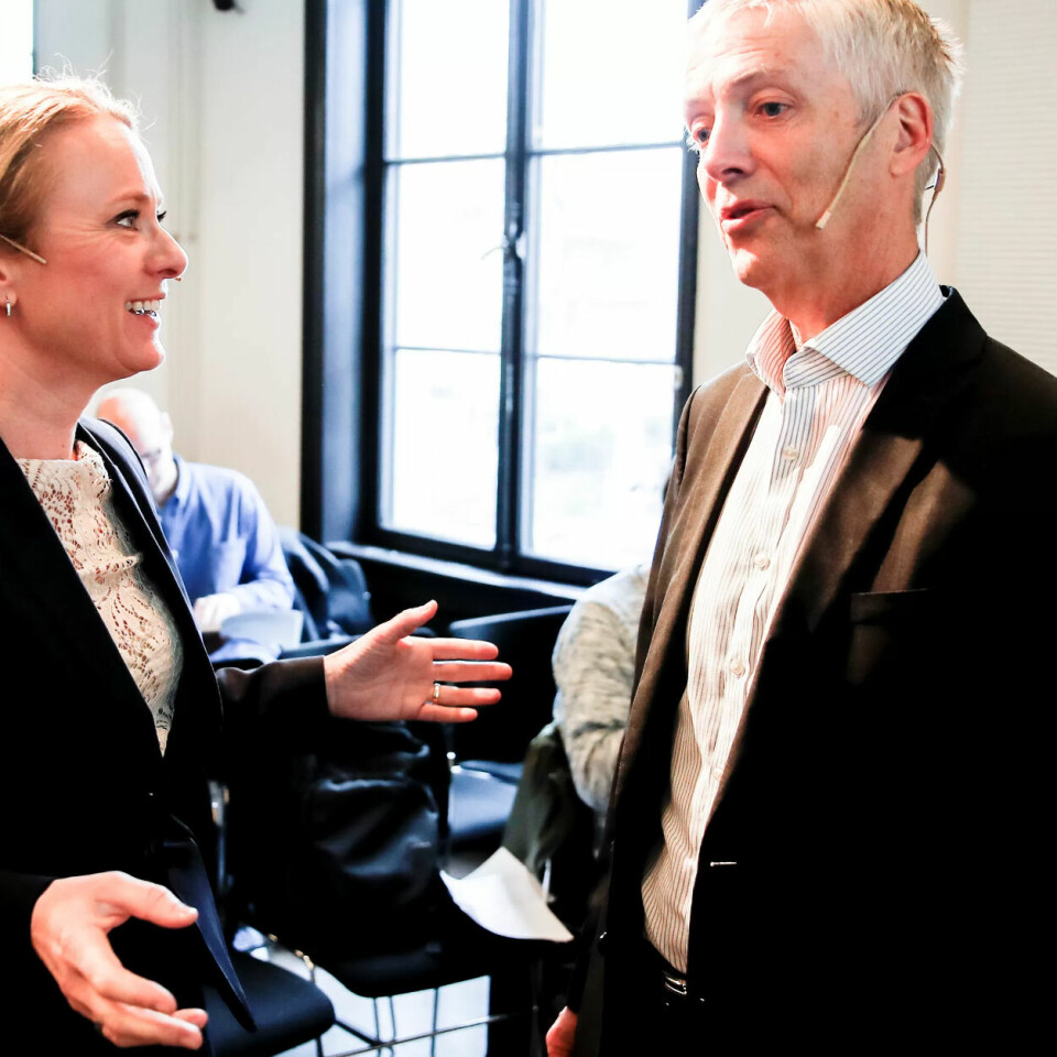 Arbeids- og sosialminister Anniken Hauglie (H) mottar rapporten fra sysselsettingsutvalgets ekspertgruppe av økonomiprofessor Steinar Holden. Arbeids- og sosialminister Anniken Hauglie (H) mottar rapporten fra sysselsettingsutvalgets ekspertgruppe av økonomiprofessor Steinar Holden.