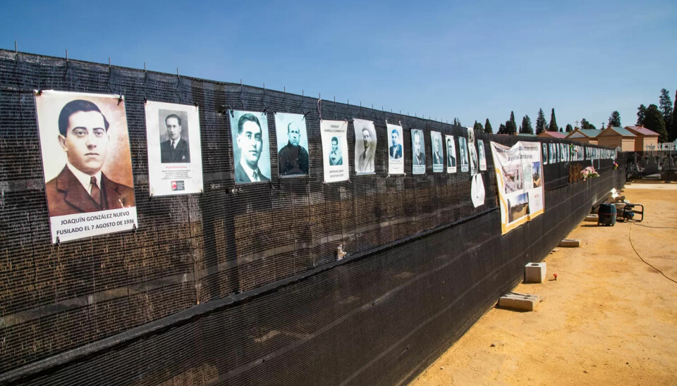 SAVNET: Slektninger har hengt opp bilder av sine kjære som ble myrdet og slengt i grava. I bakgrunnen noen av de mange mausoleene til ære for andre døde. SAVNET: Slektninger har hengt opp bilder av sine kjære som ble myrdet og slengt i grava. I bakgrunnen noen av de mange mausoleene til ære for andre døde.