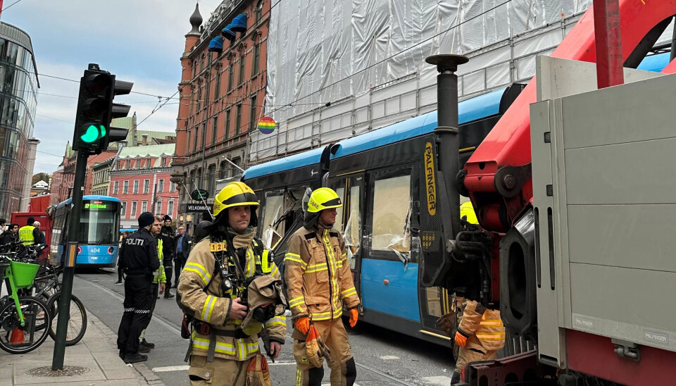 Trikken sporet av etter sammenstøtet med en lastebil. Nødetatene jobber på stedet torsdag formiddag. Trikken sporet av etter sammenstøtet med en lastebil. Nødetatene jobber på stedet torsdag formiddag.