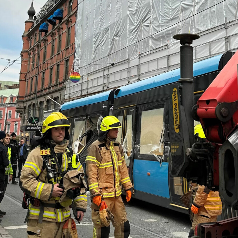 Trikken sporet av etter sammenstøtet med en lastebil. Nødetatene jobber på stedet torsdag formiddag. Trikken sporet av etter sammenstøtet med en lastebil. Nødetatene jobber på stedet torsdag formiddag.