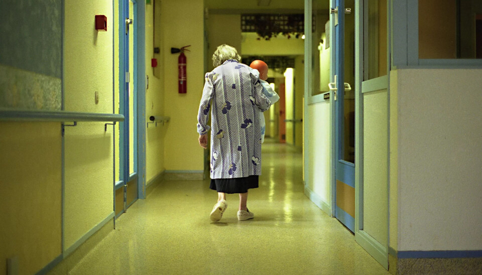 STERK: Vil du bidra med en historie fra ditt jobbliv, slik Monica gjorde? Hun skrev diktet om natta alene med demenspasientene. STERK: Vil du bidra med en historie fra ditt jobbliv, slik Monica gjorde? Hun skrev diktet om natta alene med demenspasientene.