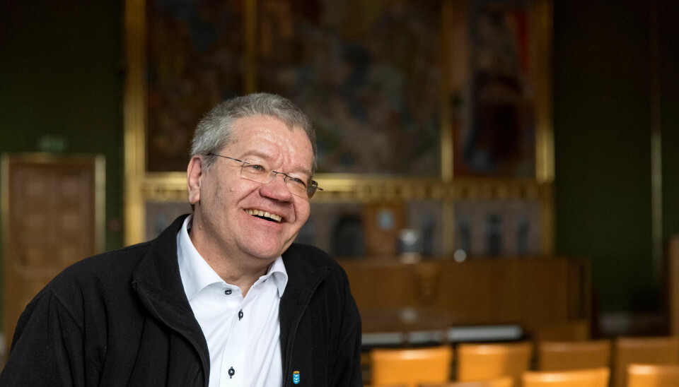 FYKER RUNDT: - Den største forskjellen fra å være kirurg til å bli ordfører er at jeg ikke er på et sted hele dagen. Jeg fyker heller rundt, og så reiser jeg mye mer, noe som er både positivt og negativt, forteller ordfører i Haugesund, Arne-Christian Mohn (Ap). FYKER RUNDT: - Den største forskjellen fra å være kirurg til å bli ordfører er at jeg ikke er på et sted hele dagen. Jeg fyker heller rundt, og så reiser jeg mye mer, noe som er både positivt og negativt, forteller ordfører i Haugesund, Arne-Christian Mohn (Ap).