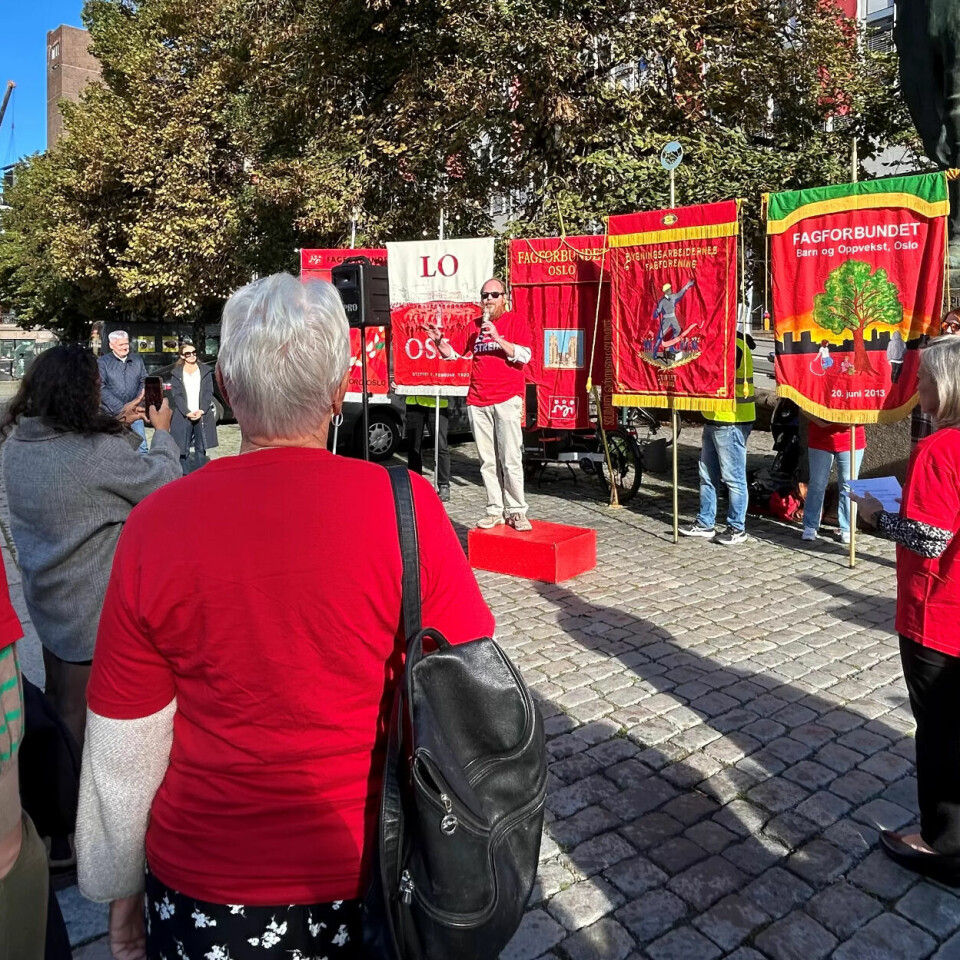 DEMONSTRERTE: Ansatte, berørte og pårørende møttes på Youngstorget etter at den historiske streiken startet. DEMONSTRERTE: Ansatte, berørte og pårørende møttes på Youngstorget etter at den historiske streiken startet.