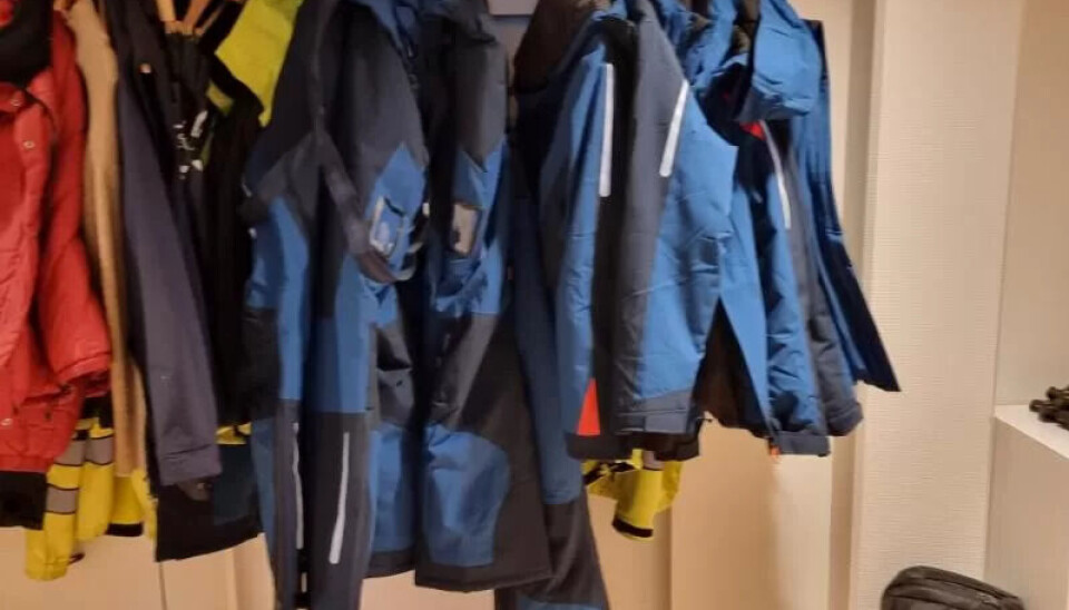 De ansatte på Olsens avdeling deler på det blå yttertøyet. De ansatte på Olsens avdeling deler på det blå yttertøyet.